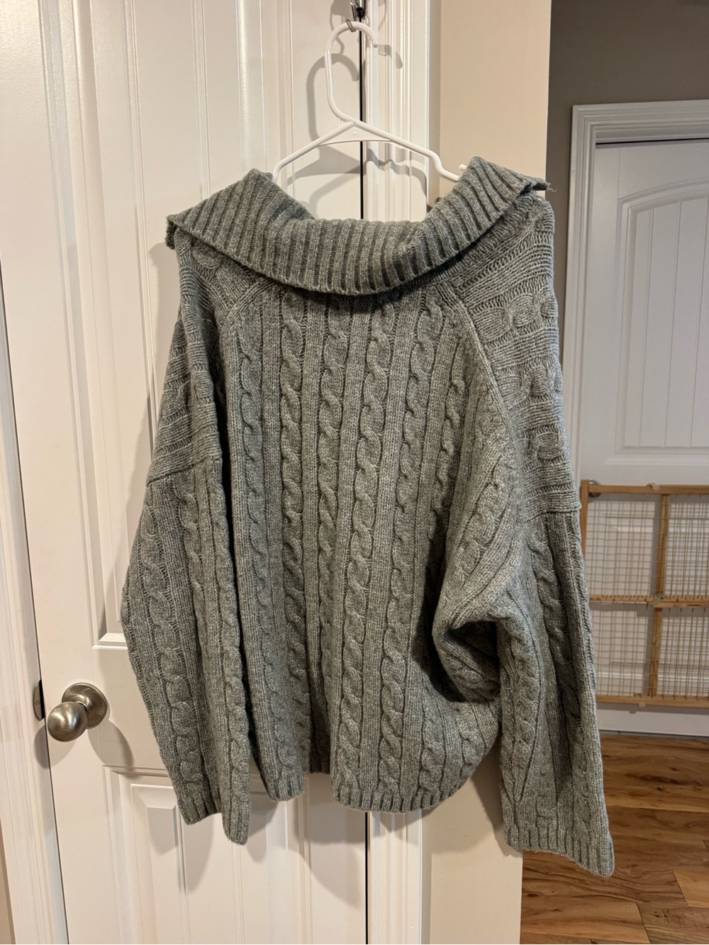 NWT Abercrombie & Fitch Women's Gray Cable-Knit Hooded Sweater - Picture 2 of 3